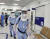 8일 서울의료원 재택치료 응급센터 지하 1층 응급실에서 의료진들이 환자 발생에 대비한 모의 훈련을 진행하고 있다. 최서인 기자