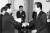 이한동 전 총리가 지난 8일 별세했다. 1993년 12월 김영삼 대통령에게 민자당 원내총무 임명장을 받는 이한동 의원. [중앙포토]