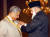 1999년 3월 칸 박사(왼쪽)가 파키스탄을 이슬람 국가 최초의 핵 보유국으로 만든 공로를 인정 받아 당시 대통령인 무하마드 타라르 대통령으로부터 파키스탄 최고 시민상을 받고 있다. [EPA=연합뉴스]