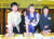 2005년 11월 열린 ‘현대바둑 60주년 기념식’에서 한국 바둑의 일인자 계보를 이어온 김인 9단, 조훈현 9단, 이창호 9단(오른쪽부터)이 핸드 프린팅을 하고 있다. [중앙포토]