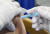 10일 오후 서울 서대문구 동신병원 예방접종센터에서 1, 2차 접종을 마친 시민이 모더나 백신으로 추가접종(부스터 샷)을 하고 있다. 연합뉴스