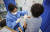 10일 오후 서울 서대문구 동신병원 예방접종센터에서 1, 2차 접종을 마친 시민이 모더나 백신으로 추가접종(부스터 샷)을 하고 있다. 연합뉴스