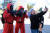 지난달 말 열린 미국의 샌디에이고 코믹콘 축제에서 관람객들이 ‘오징어 게임’ 병정으로 분장한 참가자들과 사진을 찍고 있다. [AFP=연합뉴스]