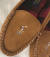 모카신 스타일의 로퍼는 브라운 컬러에 알록달록한 홀스 로고가 특징이다. 안쪽엔 빨간 체크 모직을 사용해 신발을 벗어놓아도 포인트가 된다. [사진 박세미]