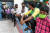 지난해 4월 인도 델리 지역의 이주 노동자들이 델리 지역정부가 제공하는 음식을 받기 위해 줄을 선 모습. [AFP=연합뉴스]
