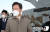 이재명 민주당 대선 후보가 12일 오후 경북 김천 추풍령휴게소를 방문해 경부고속도로 기념탑을 살펴본 후 이동하고 있다. 뉴스1