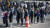 12일 오후 서울 송파구 잠실종합운동장 제2주차장에 설치된 서울시 코로나19 검사소를 찾은 시민들이 검사를 받기 위해 줄 서 있다. 뉴시스