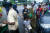 인도 뉴델리의 노숙인들이 지난 7월 자원봉사 단체가 배급하는 식량을 받기 위해 줄을 선 모습. [AFP=연합뉴스]