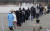 지난 10일 오후 서울 마포구 월드컵공원 평화광장에 추가로 설치된 신종 코로나바이러스 감염증(코로나19) 거점형 검사소에서 시민들이 검사를 받기 위해 대기하고 있다.  연합뉴스