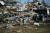 메이필드 시민이 12일 원래 모습을 알아볼 수 없을 정도로 파괴된 주택가에서 포옹하고 있다. AFP=연합뉴스