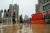 지난 7월 말 중국 허난성을 강타한 역대급 폭우로 성도인 정저우 시내 곳곳이 물에 잠겼다. [AFP=연합뉴스]