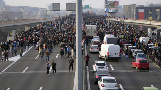 "리튬 채굴 반대" 유럽 최악 '오염국가' 세르비아 3주째 시위