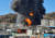 13일 오후 전남 여수시 여수국가산업단지의 한 공장에서 화재가 발생해 소방대원들이 진화작업을 하고 있다. 연합뉴스