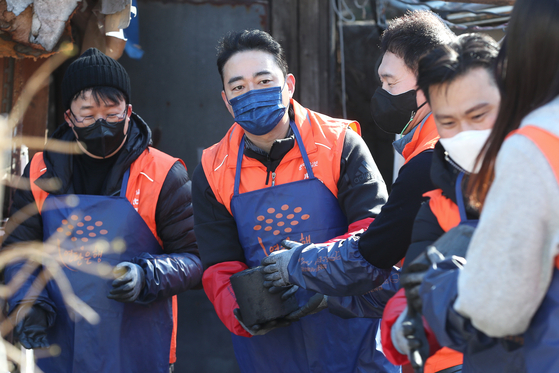 중앙그룹 홍정도 부회장(왼쪽에서 두번째)이 13일 오전 서울 노원구 상계동 일대에서 그룹 임직원들과 연탄을 배달하고 있다. 장진영 기자