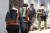 중앙그룹 임직원들이 13일 오전 서울 노원구 상계동 일대에서 연탄을 등에 지고 배달하고 있다. 장진영 기자