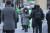 올겨울 들어 가장 추운 날씨를 보인 13일 오전 서울 종로구 광화문네거리에서 두꺼운 외투를 입은 시민들이 이동하고 있다. 연합뉴스