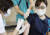 지난 1일 일본 도쿄 하치오지 메디컬 센터에서 의료진이 코로나19 백신 3차 접종을 하고 있다. [AP=연합뉴스]