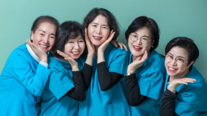 다섯 간호사 푸른 200년 우정…원형탈모 부른 의외의 물건 [인생 사진 찍어드립니다]