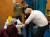 보리스 존슨 영국 총리가 지난 10월 부스터샷 접종자와 팔꿈치 인사를 나누고 있다.[AFP=연합뉴스]