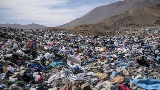 [이 시각] '패스트 패션'의 무덤, 헌옷 4만톤 매년 칠레 사막에 버려진다