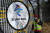 지난 11일 한 건설 노동자가 2022 베이징 겨울올림픽 로고 옆을 지나고 있다. [AFP=연합뉴스]
