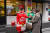 송현석 신세계푸드 대표가 14일 노브랜드 버거 서울시청점 앞에서 ‘브랜드 콜라’를 나눠주고 있다. [사진 신세계푸드]