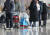 이날 영종도 인천국제공항 제1여객터미널 출국장에서 방역복과 페이스실드를 착용한 어린이. [연합뉴스]