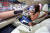 마스크를 착용한 한 관람객이 지난 1일 '제38회 태국 국제모터쇼'에 전시된 중국 전기차 브랜드 오라굿캣을 시승해 보고 있다. ⓒ신화통신