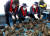 임준택 수협중앙회장(오른쪽)이 지난 10일 경남 통영지역 양식장을 방문해 굴 피해 현황을 점검하고 있다. 사진 수협