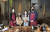 황정하(맨 왼쪽)·정승주(맨 오른쪽) 대표의 철학이 담긴 나무 공방 ‘악토버 핑거스’에서 포즈를 취한 소중 학생기자단. 