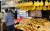 A visitors shops for bananas, imported from Philippines, at a discount mart in Seoul. [NEWS1]