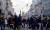 이달 4일(현지시간) 영국 런던의 피카델리 서커스에서 시민들이 건널목을 건너고 있다. [AP=뉴시스]