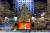 뉴욕 록펠러 플라자의 아이스링크와 크리스마스 트리. 사진 셔터스톡