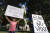 간호사 헤더 오르테가(오른쪽)와 그의 손녀 나탈리가 지난 9월 LA 시청 앞에서 코로나 백신 접종 의무화에 반대하는 시위에 참석했다. 연합뉴스