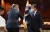 호주를 국빈 방문 중인 문재인 대통령이 14일 시드니 샹그릴라 호텔에서 앤서니 알바니즈 노동당 대표(오른쪽 둘째)를 접견하고 노동당 측 참석자들과 인사하고 있다. [사진 청와대]