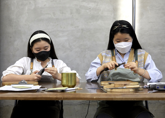 본격적으로 나무 반지 만들기에 돌입한 두 사람. ‘악토버 핑거스’ 대표진은 “집중력이 놀랍다”며 감탄했다.