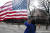 지난 1월20일 바이든 대통령의 취임식을 기념해 한 워싱턴DC 시민이 성조기를 들고 있다.AFP=연합뉴스