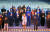 코로나19 희생자가 80만 명을 넘긴 지난 14일(현지시간) 낸시 펠로시 미 하원의장(앞줄 가운데) 등 상·하원 의원들이 워싱턴DC 국회의사당 앞 계단에서 열린 추모 집회에서 촛불을 든 채 묵념하고 있다. [AP=연합뉴스]