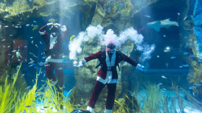 [사진] 수중 산타의 버블 하트 퍼포먼스