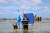 태평양 섬나라 투발루의 사이먼 코페 외무장관이 바다에 연단을 세워놓고 기후변화 대책을 촉구하고 있다. [로이터=뉴스1]