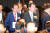 지난 2017년 제21회 노인의날 기념식에 홍준표 당시 자유한국당 대표와 안철수 당시 국민의당 대표가 함께 참석한 모습. 조문규 기자