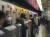 일본 지하철역에서 마스크를 쓴 승객들이 전동차에서 내리고 있다. 연합뉴스