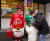송현석 신세계푸드 대표가 지난 14일 노브랜드 버거 서울시청점 앞에서 행인에게 ‘브랜드 콜라’를 나눠주고 있다. [사진 신세계푸드]