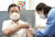 문재인 대통령이 4월 30일 서울 종로구보건소에서 아스트라제네카(AZ)사의 신종 코로나바이러스 감염증(코로나19) 백신 2차 접종을 하고 있다. 뉴스1