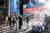 지난 3일 미국 뉴욕 타임스스퀘어에 마련된 코로나19 임시검사소에 시민들이 길게 줄을 서 있다. 로이터=연합뉴스
