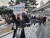 18일 오후 5시30분 ‘코로나19 백신피해자가족협의회’(코백회)가 서울 서대문구 독립문에서 청와대를 향해 가두행진을 시작하고 있다. 이가람 기자