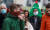 한 영국 남성이 18일 크리스마스 트리 모양의 모자와 마스크를 쓰고 런던 거리를 걷고 있다. 로이터=연합뉴스 