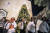 팔레스타인 가자지구의 기독교도 어린이들이 18일 가자지구의 로마 가톨릭 교회에서 크리스마스트리 점등행사에 참가하고 있다. AFP=연합뉴스