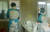 코로나19 확산으로 연말 비상이 걸린 19일 오후 대전의 한 선별검사소에서 의료진이 방문한 시민들을 분주히 검사하고 있다. [중앙포토]