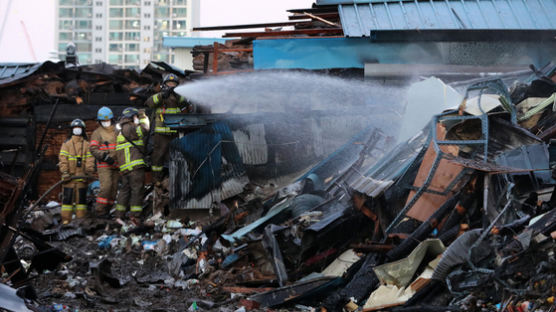 서울 청량리 농수산물시장 화재…점포 13곳 불타